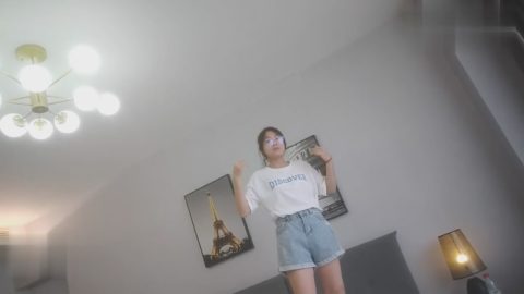 探花老司機山雞哥酒店約炮 19歲眼鏡大學生兼職小美女斯文而風騷幹得高潮不斷搞完還在房間四處參觀