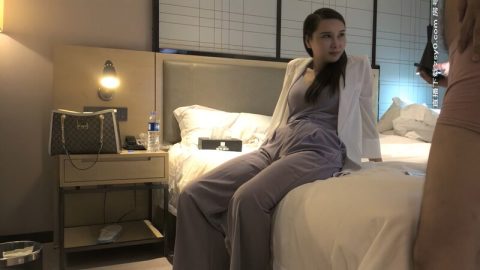 【超清AI畫質增強】【男爵精品探花】長腿御姐3000一炮，男 爵覺得不值，御姐自降逼價懇請留下，少見