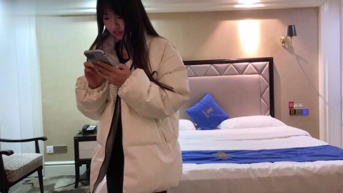 紋身花臂哥網約個❤️20歲的廣東兼職學生妹少經房事被大屌折磨的夠嗆慘叫呻吟