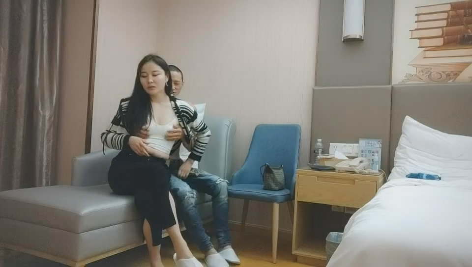 剛從拘留所出來的探花老司機 酒店約炮酒吧兼職外圍騷婦穿著開襠黑絲被大屌幹到捂著肚子求饒