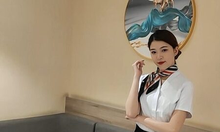 2023-11-6【模特寫真拍攝丶探花】現場拍攝氣質模特，空姐制服性感黑絲，擺出各種姿勢，脫光光掰開穴