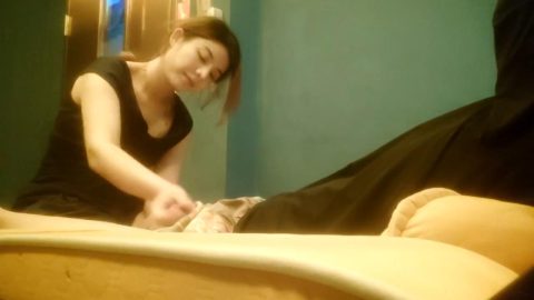 2023-12-06【高質量技師】接連兩個美女技師，騎在身上按摩，抓著奶子隨便摸，掏出吊給打飛機