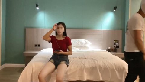 大奶美女吃雞啪啪 啊啊這樣太深了不行痛 我又要吃藥了 妹子性格不錯很溫柔 最後套子都被操破了 內射