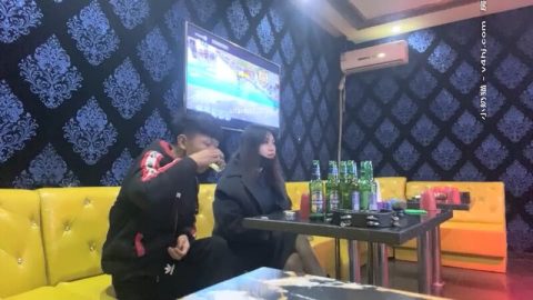 採花狂魔，【KTV勾搭探花】，寂寞的夜晚，KTV跟美女飲酒高歌，大奶子有些害羞，酒店香豔場景勁爆刺激