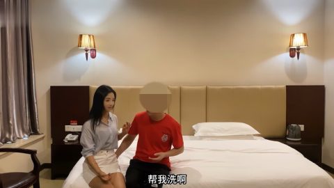 【超清4K版精品】，3000一炮，【推車探花】，外圍女神，小仙女健談活潑，床上也是個風月老將，激情啪啪兩炮爽了！