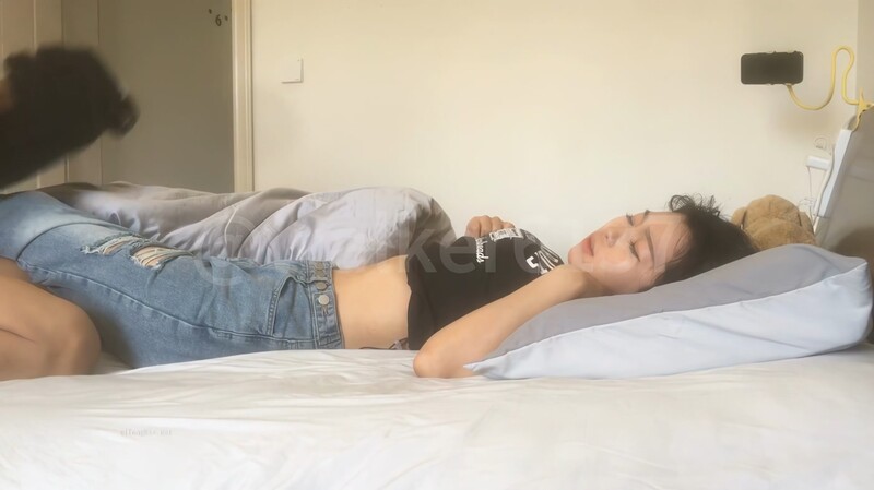 【獅子座】 人妻出軌 高清完整4K超清原版！少婦被玩 爽得翹起蘭花指狂抓枕頭！粉嫩菊花小穴，床單溼了一大