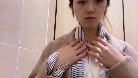 白領美女孫M瑤被變態富二代包養溫泉酒店度假自拍性愛SM視頻