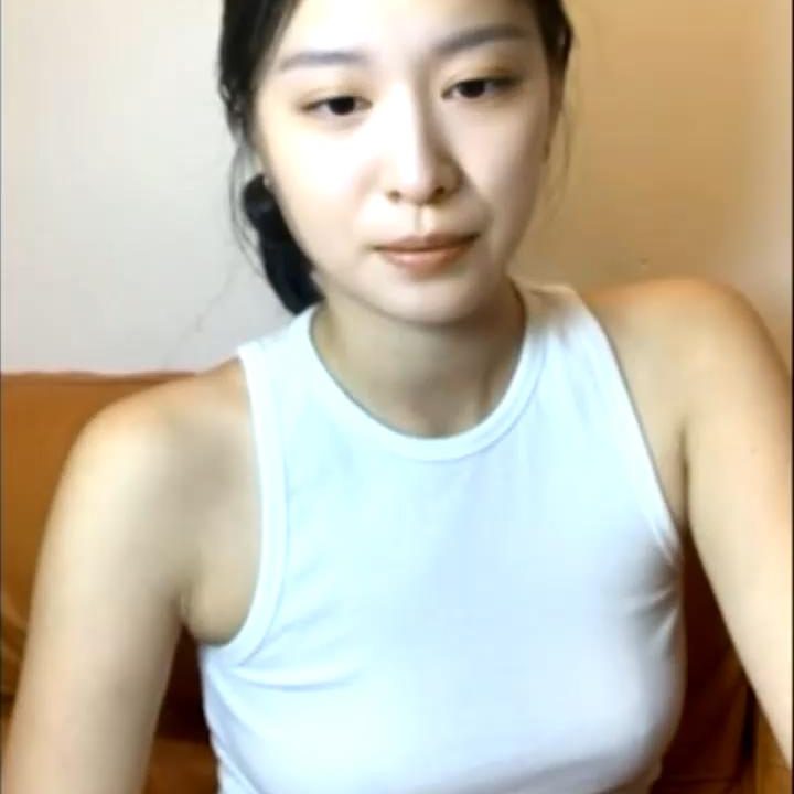 2024.8.17，極品新人，神似江疏影，【新增角色】，突破大尺度，主動自慰，極品美乳翹臀俏佳人