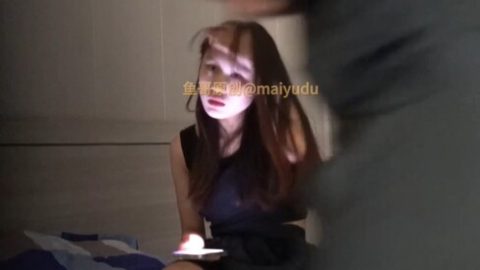 【魚哥探花】漂亮19歲兼職妹妹，拍的好清晰，一線天美穴，激情被操爽歪歪！