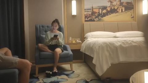 漂亮大奶美眉 這樣太敏感了我喜歡插的感覺 你會把我搞傷的 別哭了我溫柔一點 身材嬌小說話甜美可愛妹子小哥太猛操哭了