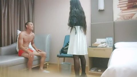 光頭大叔酒店重金約炮好身材的美少婦換上開檔黑絲各種奇葩姿勢啪啪