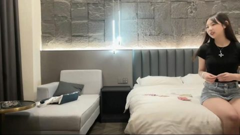 探花洪七酒店約炮豐滿不臃腫的清純美女屁股又翹又大過肩小饅頭粉嫩無比