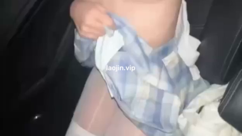 良家約炮大神【超人不會飛】新拿下兩個學生妹，校門口車震白絲JK妹，酒店啪啪後入另一個，精彩刺激！1